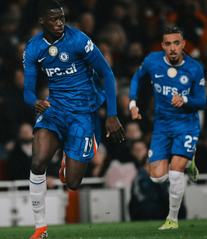 阿森纳2比1切尔西领跑英超，角球成为主题，红牌左右德比胜负